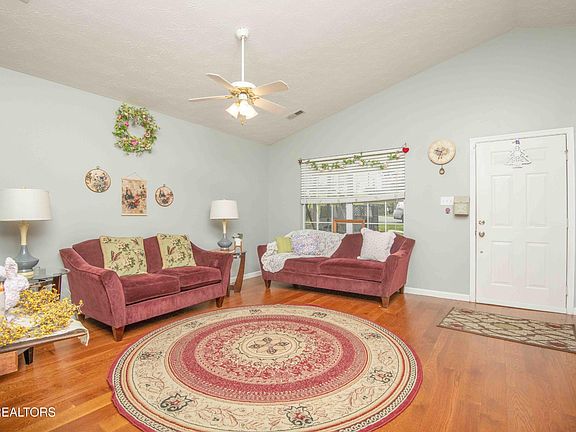 5th image of 120 Emerald Court Pl