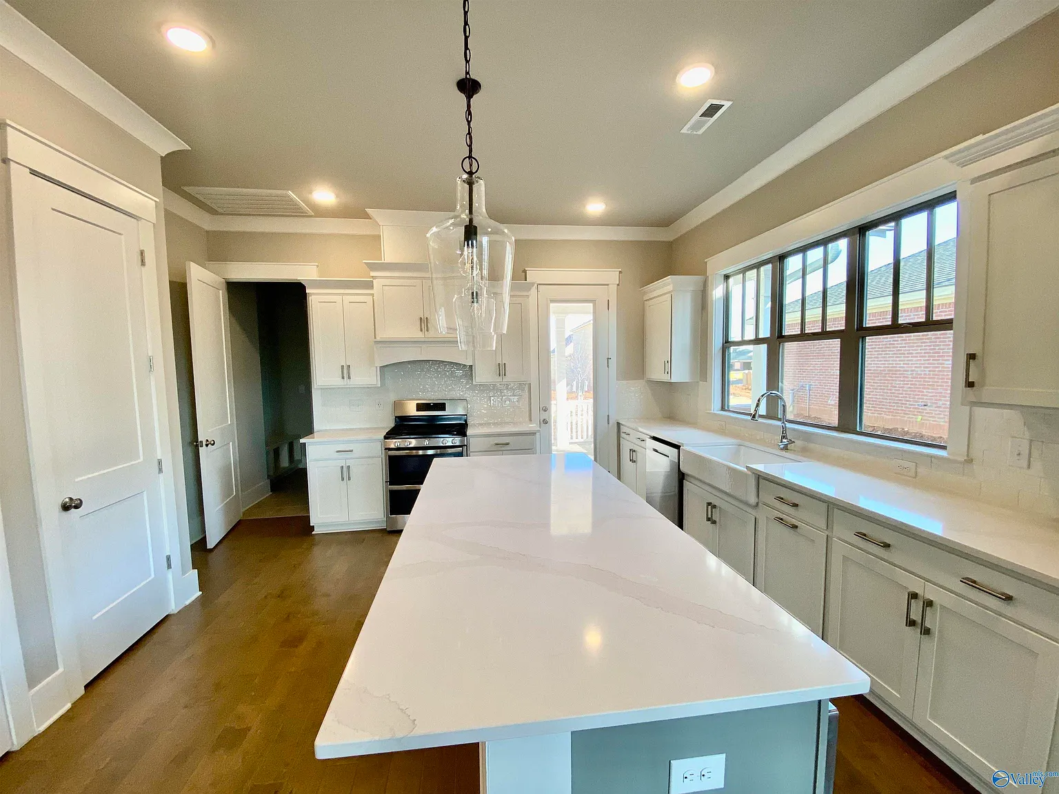 3 bed, 2.0 bath, 1761 sqft, $2,395 — Photo 4