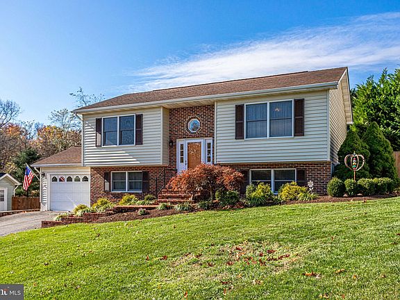3rd image of 114 Cloverdale Ct