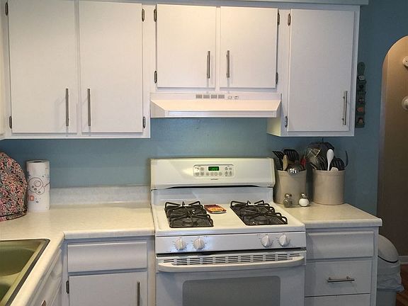 5th image of 2229 Usher St
