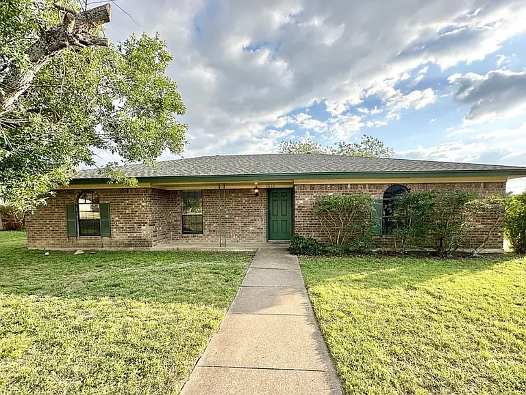 1017 Jackie Jo Ln — Photo 1