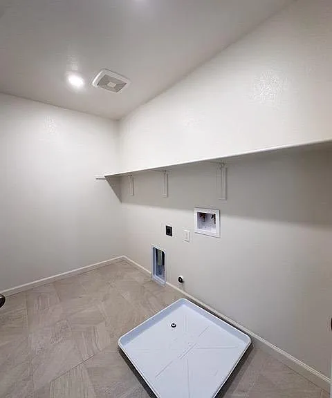 3285 Lourdes Ave — Photo 14