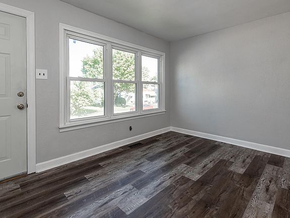 3rd image of 5928 Victoria Ave