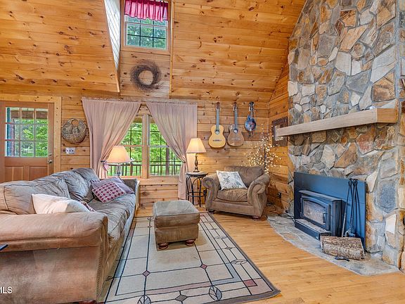 13th image of 147 Britton Ln