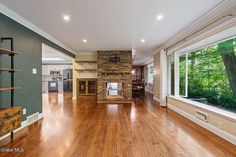 3rd image of 893 Heather Lane