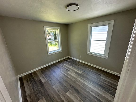 4th image of 737 32nd St
