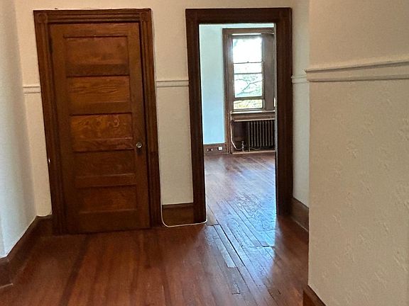 Large 11ft. Entrance foyer