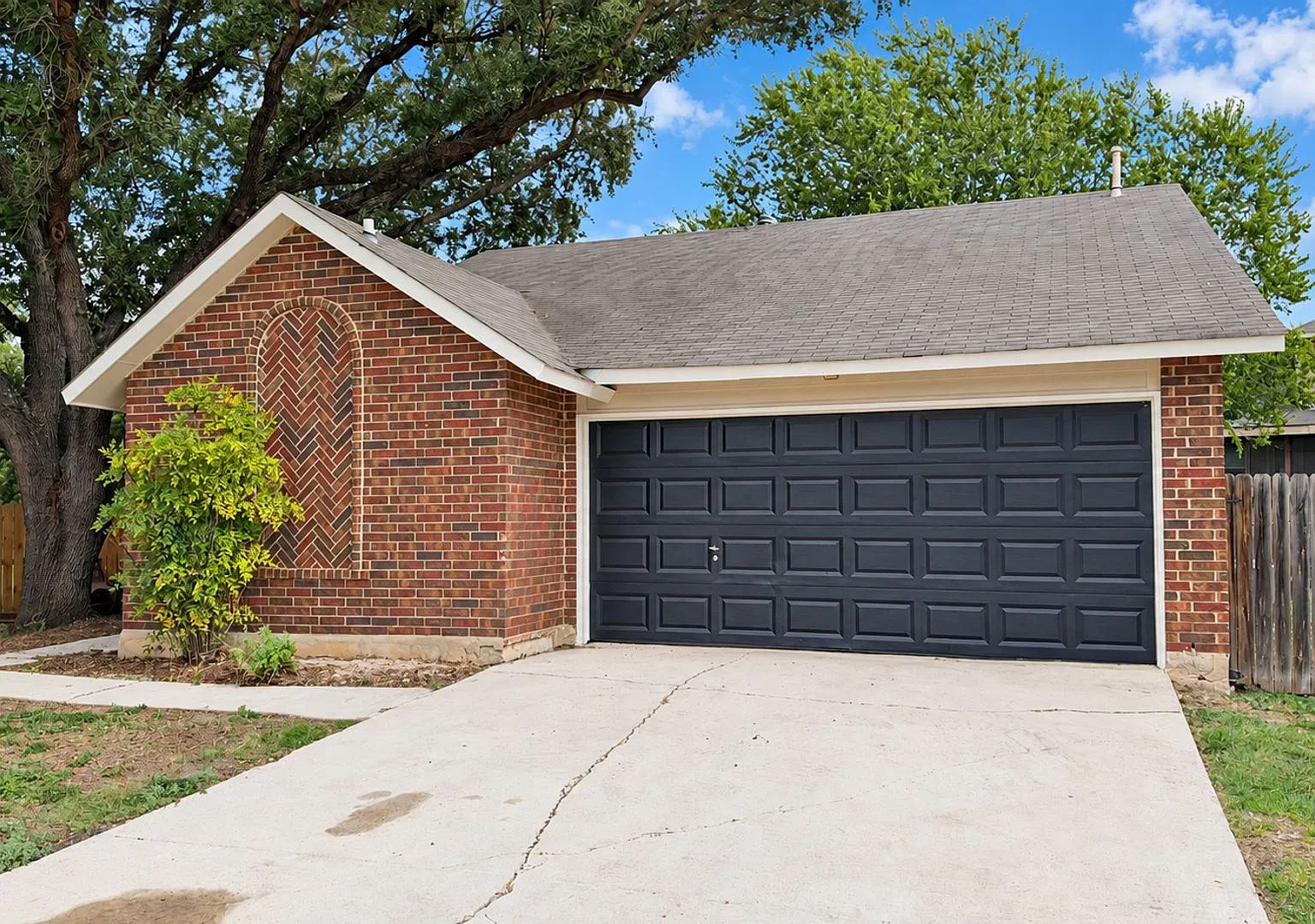 Cute 3/2 In Candlewood Park Featuring Fresh Interior Paint & New Flooring Throughout Easy Access ... — Photo 2
