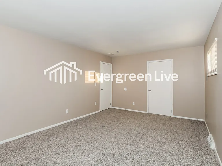 725 Decatur Ct — Photo 9