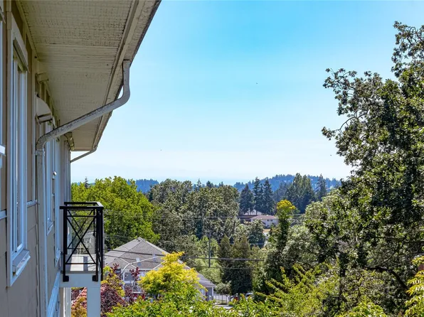 4536 Viewmont Ave #304, Saanich, BC V8Z 5L2