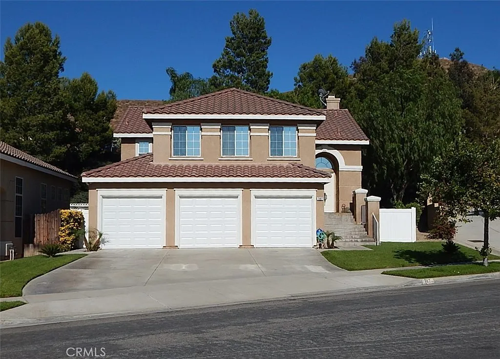 4 bed, 2.5 bath, 2266 sqft, $4,400 — Photo 1