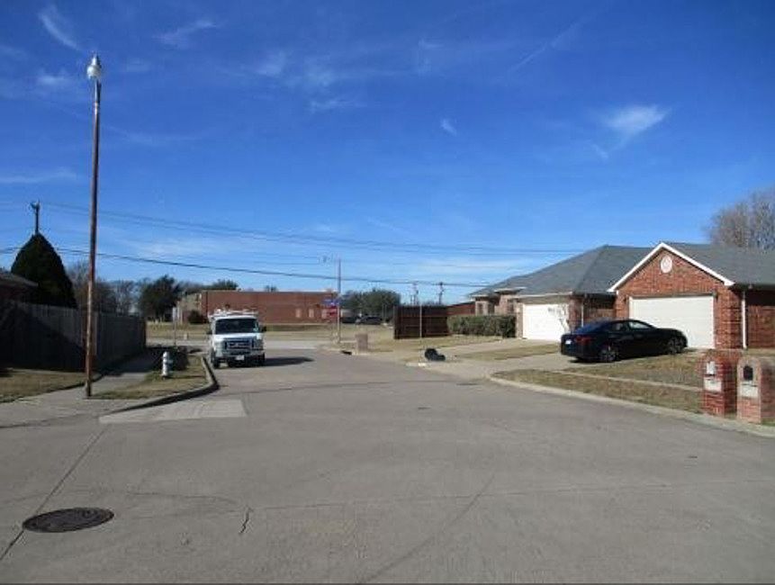 Exterior Neighborhood (street photo)
