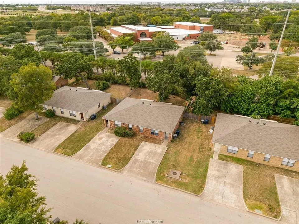 621 W Ridge Dr