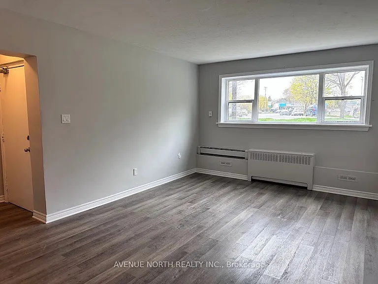 1170 Dover Cres #1 — Photo 3