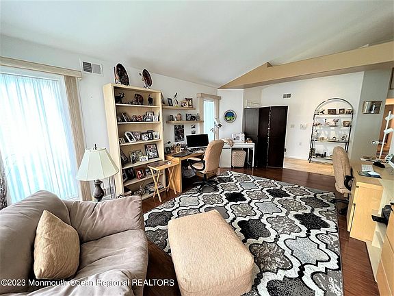 4th image of 1621 Wisteria Court