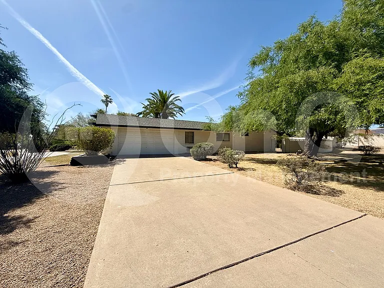 2238 E Montebello Ave — Photo 4