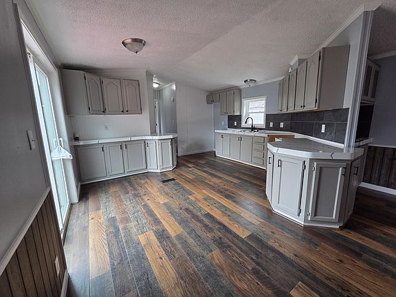 5th image of 27 Locust Ct