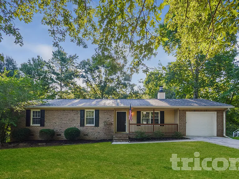 270 Amanda Ct — Photo 1