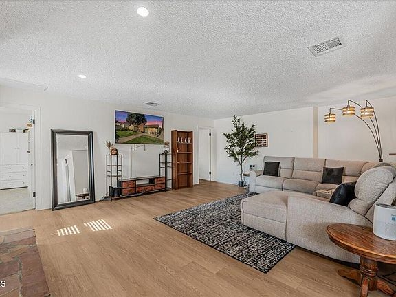 5th image of 415 N 8th St