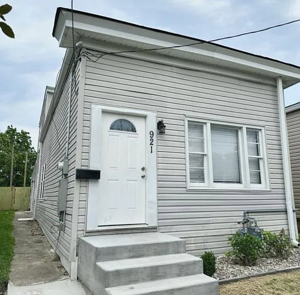 921 S Jackson St — Photo 1