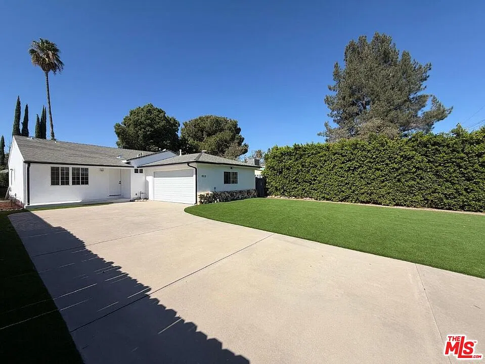 8519 Yolanda Ave