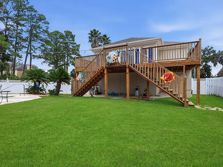 202 Penrose Dr — Photo 32
