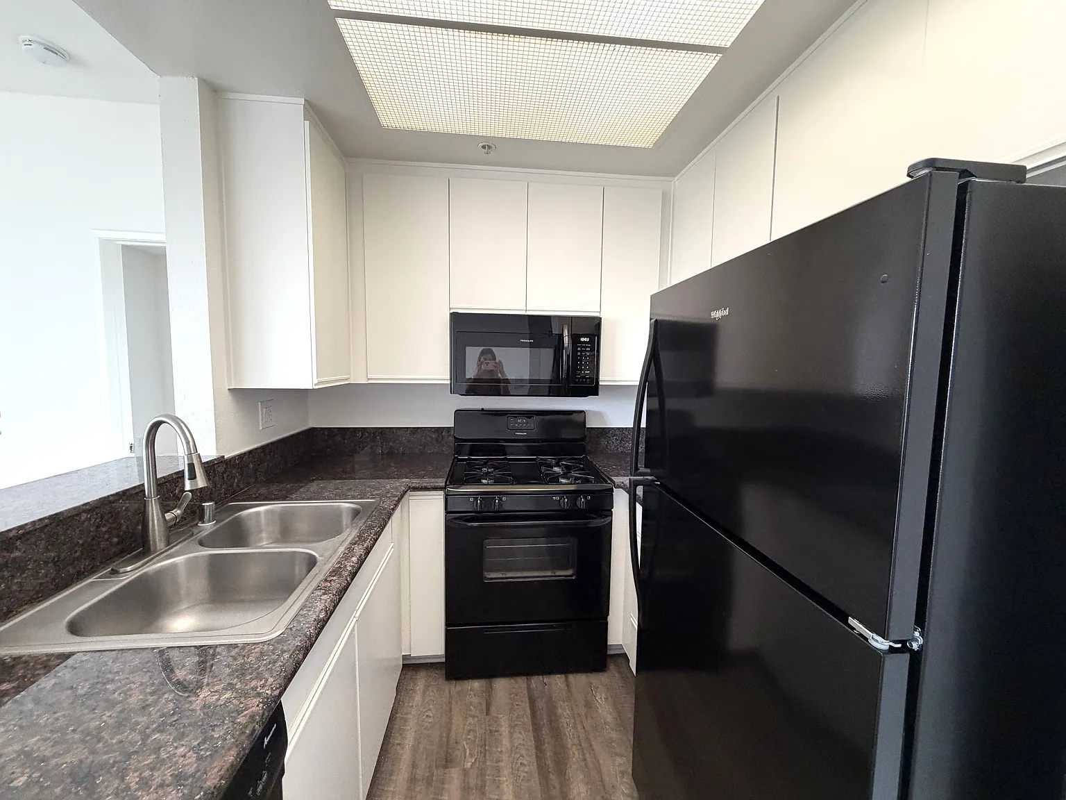 147 S Oak Knoll — Photo 2