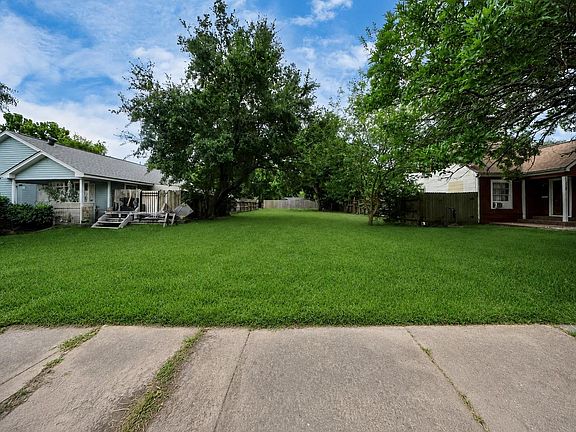 3rd image of 111 6th Ave N