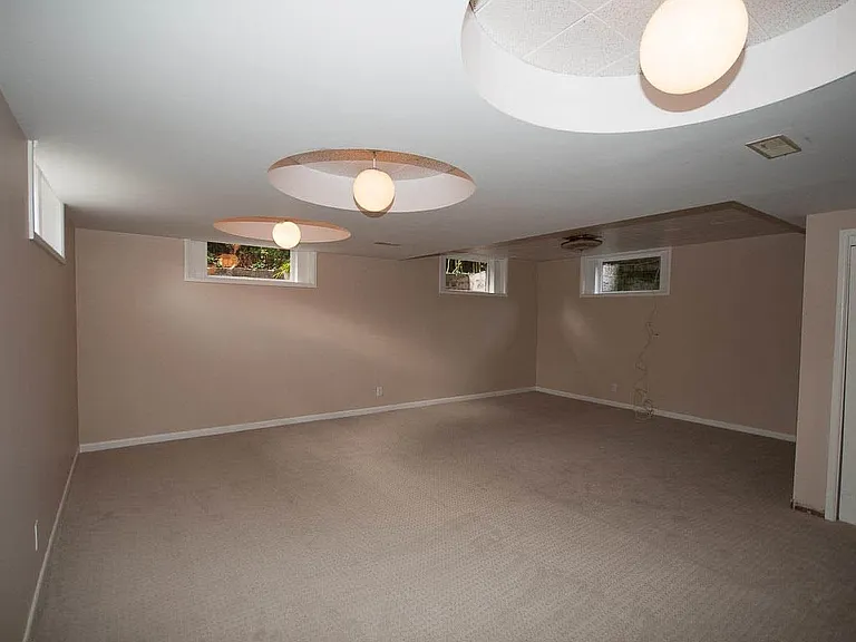 555 Stevens Dr — Photo 17