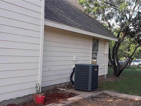 3rd image of 827 Aspen Ln