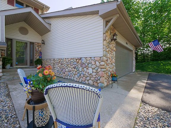 2nd image of 2733 Arrowwood Dr NW