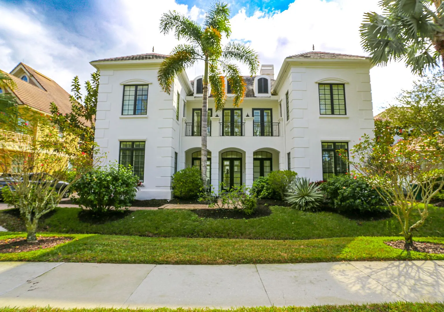 Stunning Seasonal Rental Available Stunning Pool Home — Photo 3