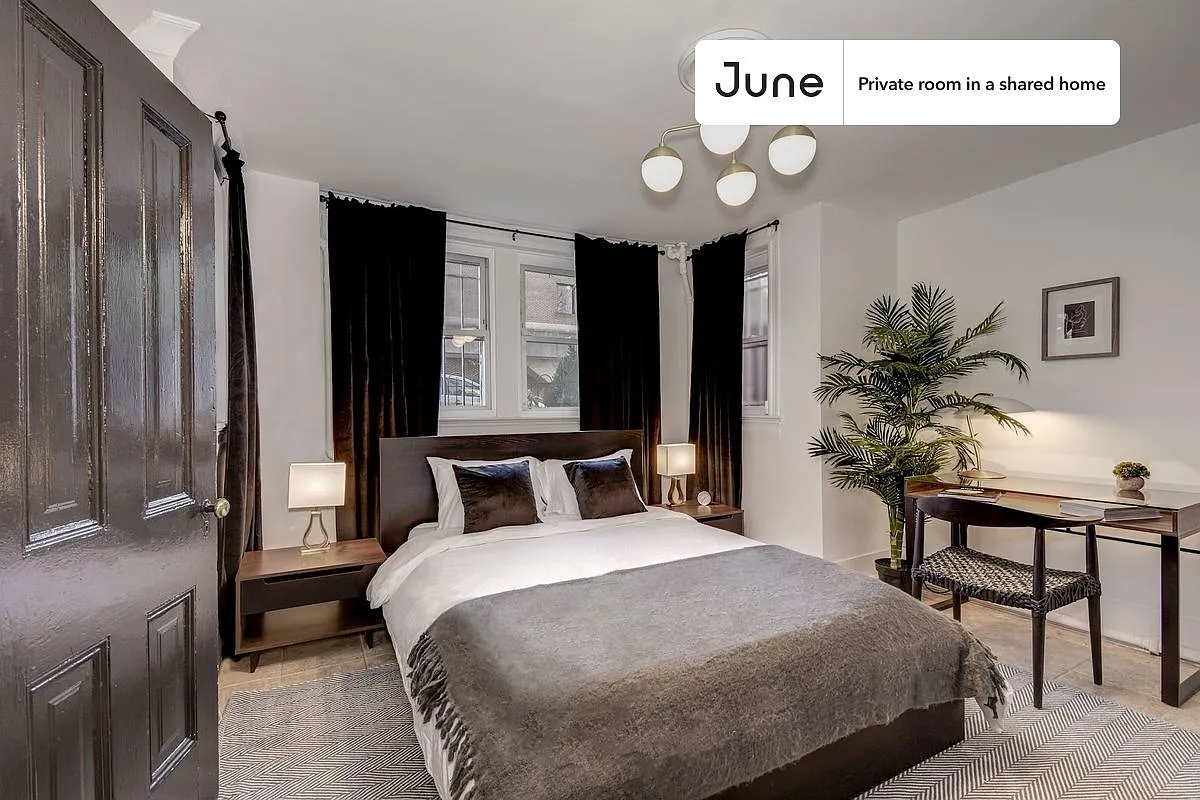 Queen bedroom in 3 bed/2 bath home in Capitol Hill #179 GA — Photo 2