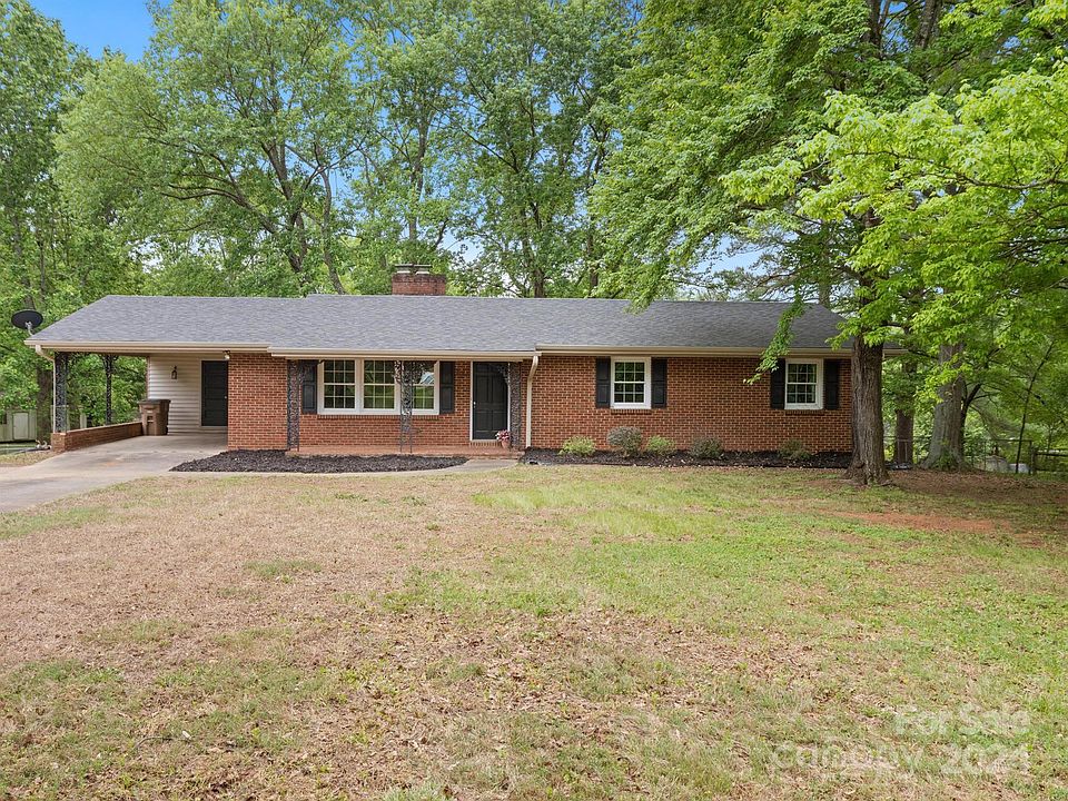1st image of 923 Lake Dr