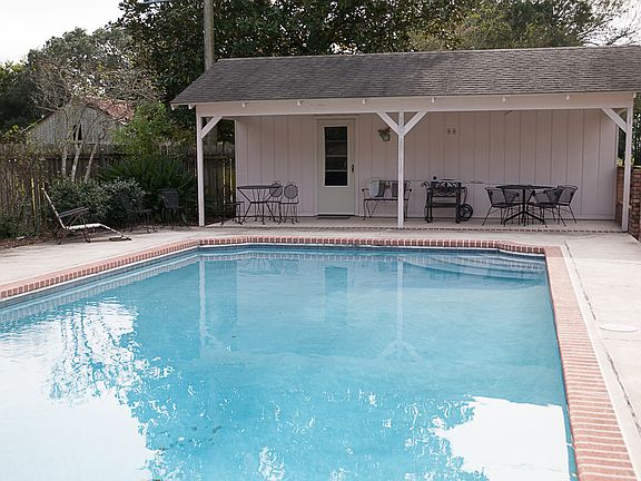 Pool w/ Cabana