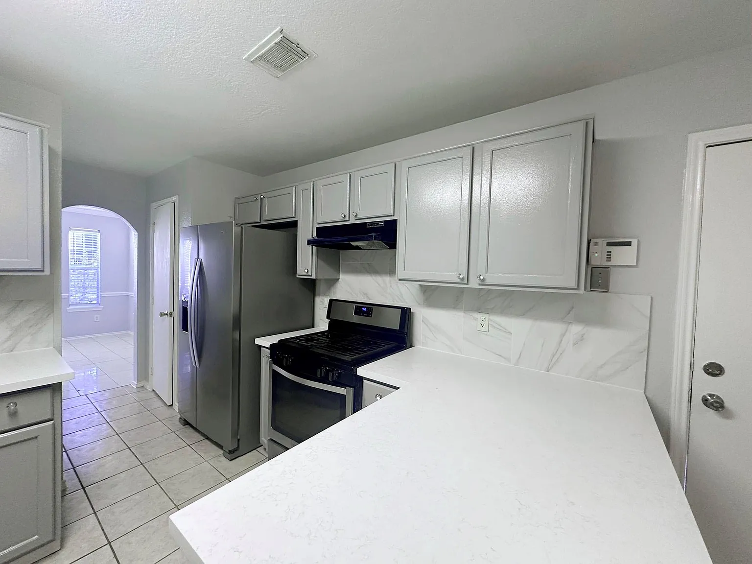 3 bed, 2.5 bath, 1881 sqft, $2,100 — Photo 4