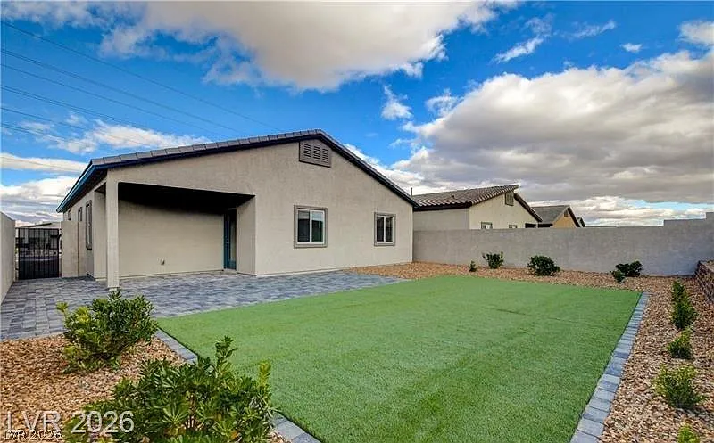 3 bed, 2.0 bath, 1611 sqft, $2,400 — Photo 2