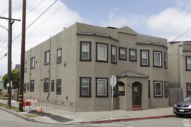 1st image of 751 E 11th St APT 4