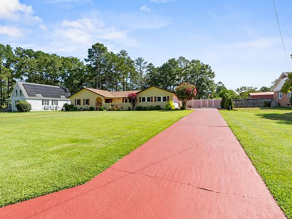 3rd image of 303 Cool Springs Dr