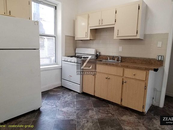 2nd image of 10805 101st Ave APT 1R