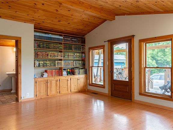 4th image of 10318 Beaver Meadow Rd
