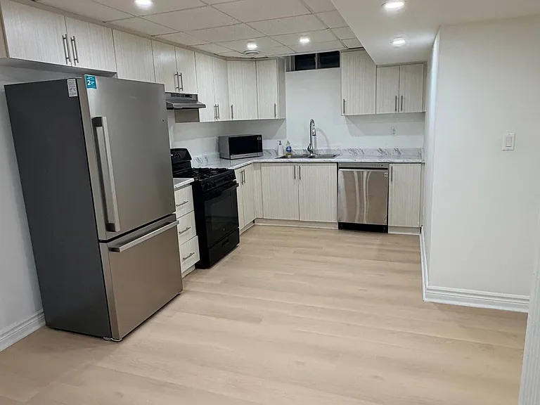 328 Woodspring Ave #BASEMENT — Photo 6