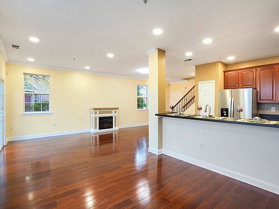 5th image of 80 Lyon Ct #1