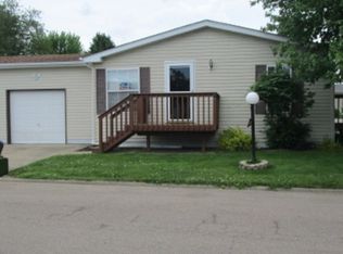 243 Meadowlark Ln #B, Sandwich, IL 60548