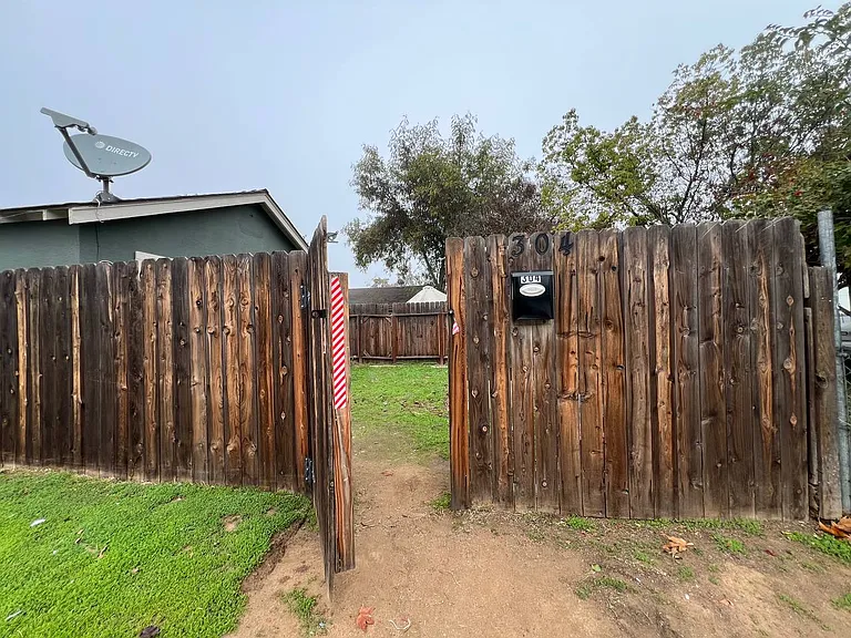 304 N Sierra Vista Ave #B — Photo 2