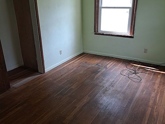 5th image of 107 S Mill St