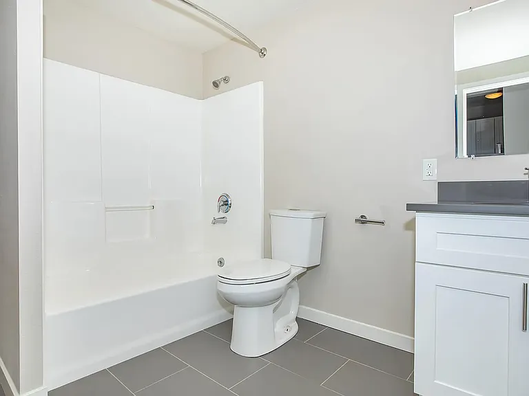 100 on 6th *Limited Time Concession: Now Offering 1 Months Free Rent* — Photo 5