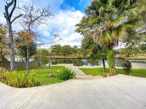 303 Old Bayou Dr, Dickinson, TX 77539