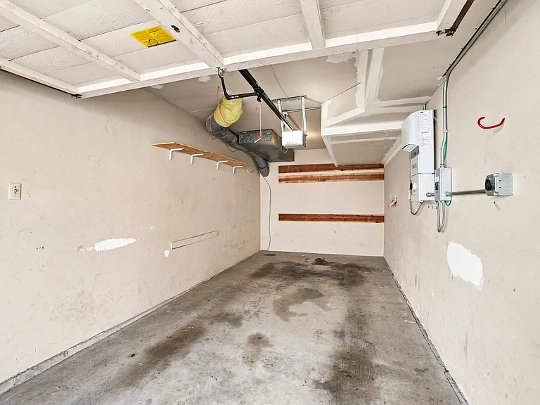 864 Erie St — Photo 23