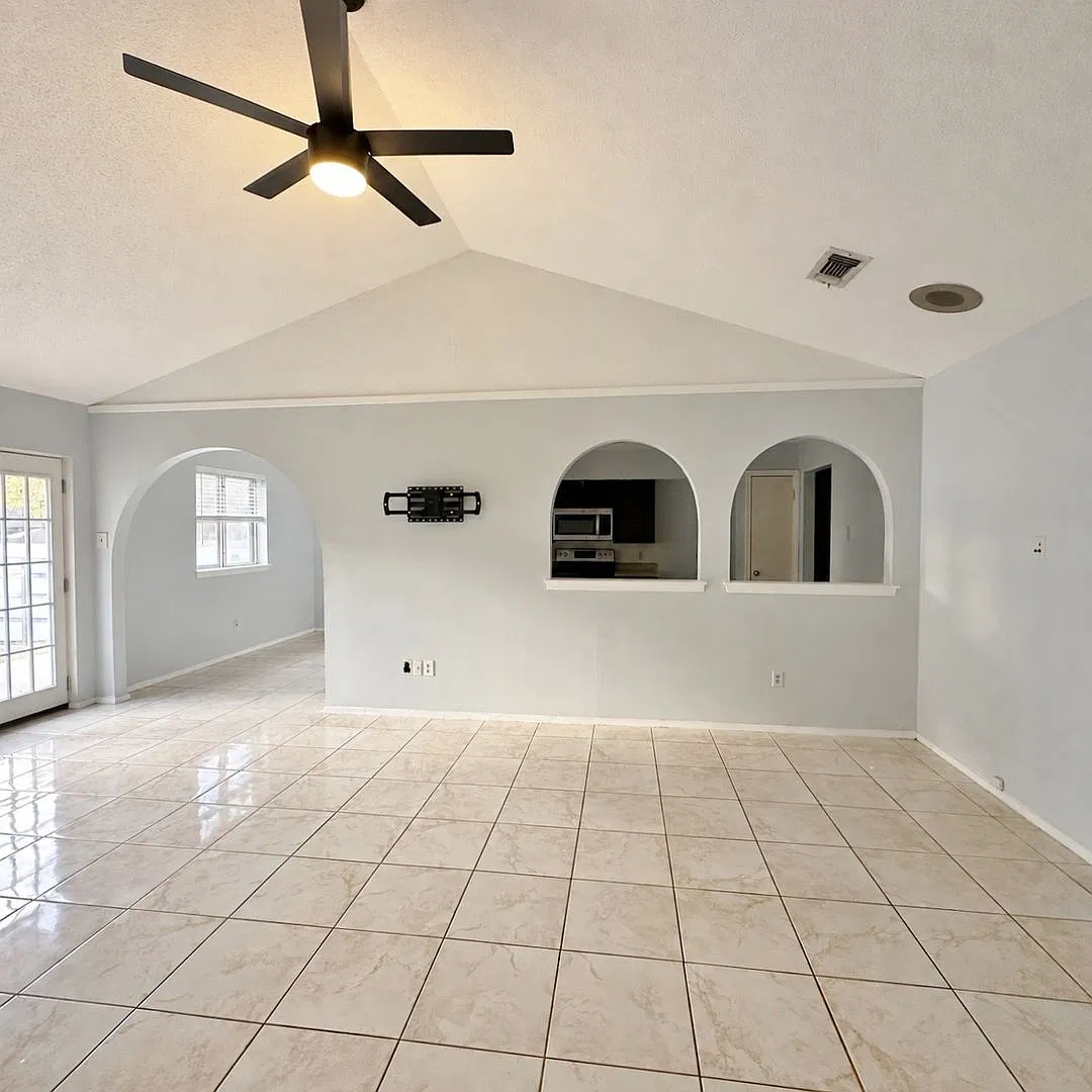 Well-Maintained 4/2 in Irving Ready For Immediate Move-In! — Photo 4
